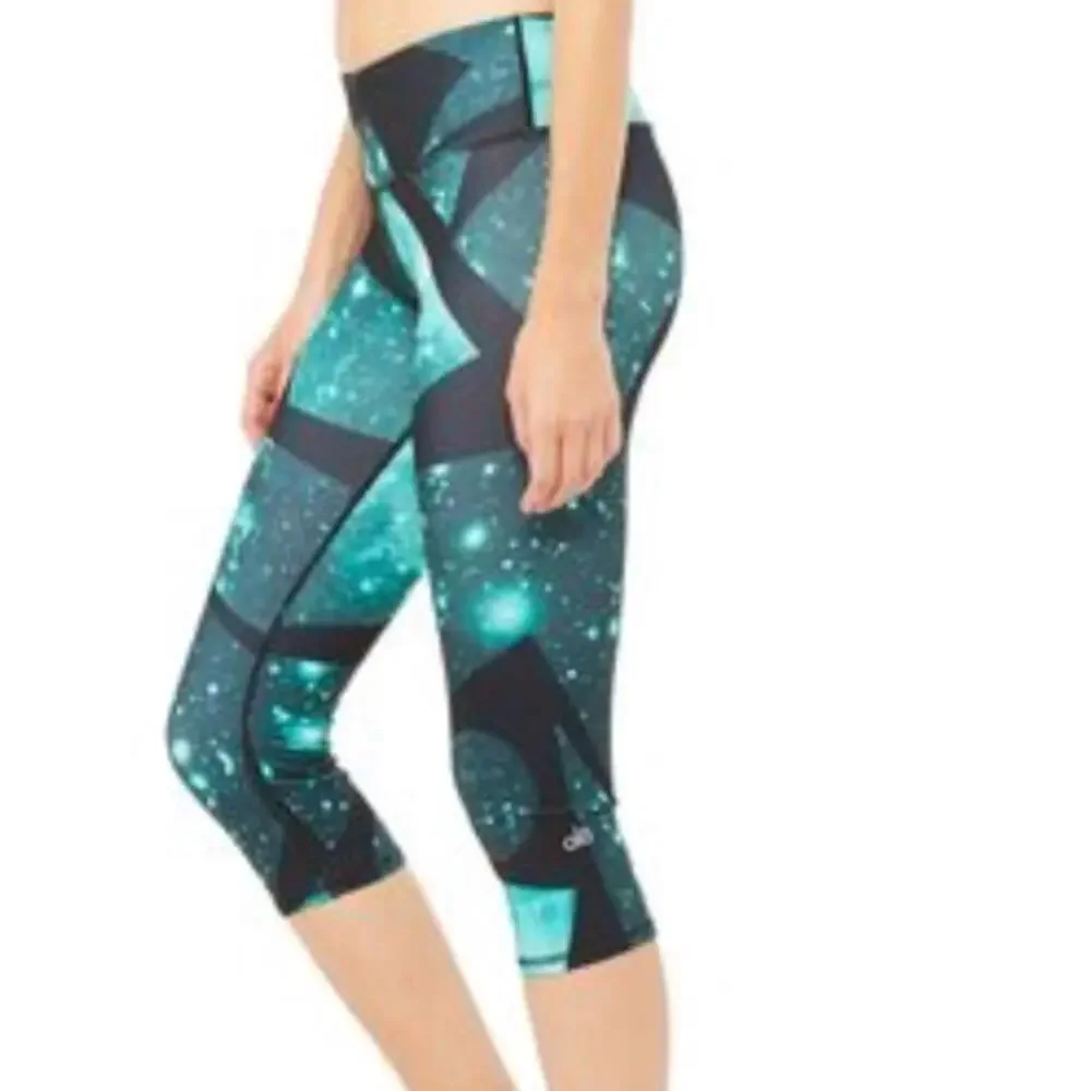 Alo Yoga Airbrush Island Space Crops Size S 3/4 Capris Leggings Mid Rise Gym Run